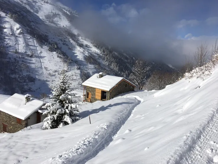 Le chalet vu de la piste