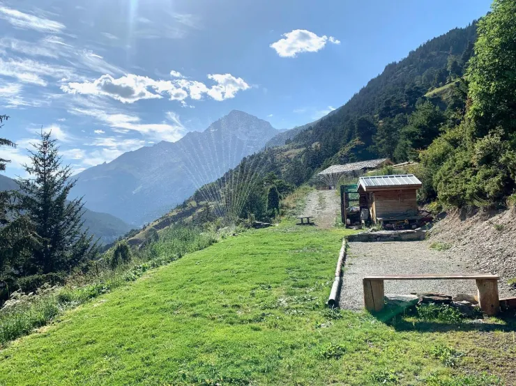 Terrain de pétanque, poulailler et chalet au fond.. Avec une jolie vue sur la dent parrachée 