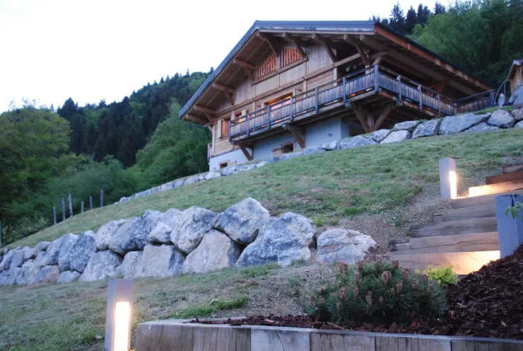 Accès au chalet par le parking privatif de la location