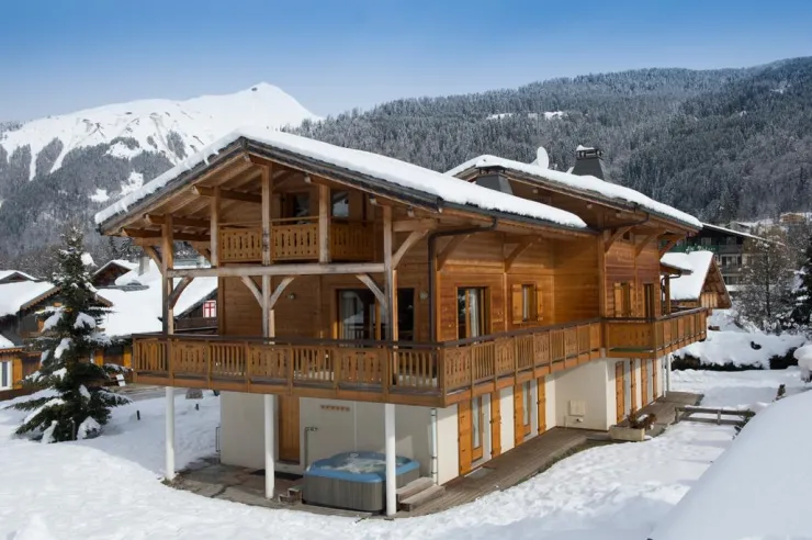Vue extérieur du chalet avec le jacuzzi 
