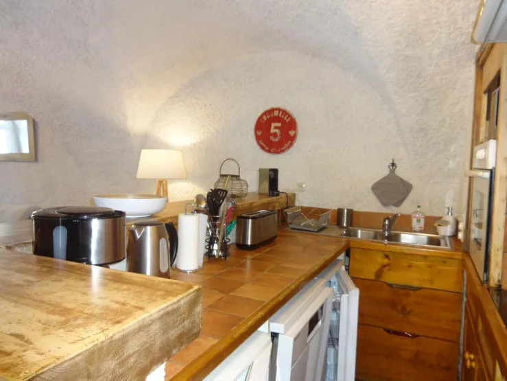 Cuisine ouverte tout équipée (2 frigos, lave-vaisselle, four, micro-ondes, plaques vitrocéramiques, cafetière, grille-pain...).