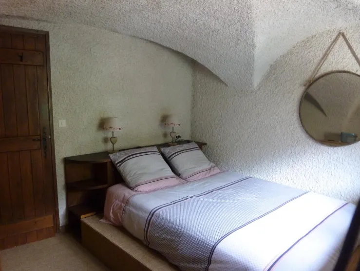 Chambre 1 avec un lit double en 140 cm. 