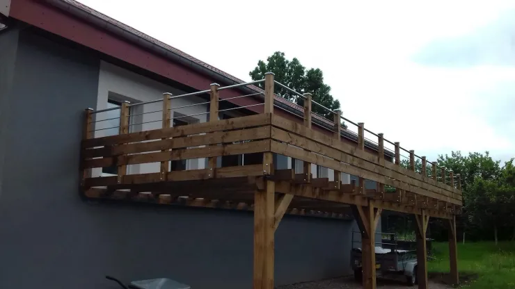 abri voiture ou remorque sous la terrasse de 39m2 exposée au sud