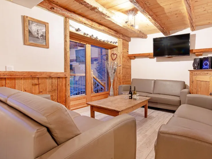 Chalet Farmhouse - living room
