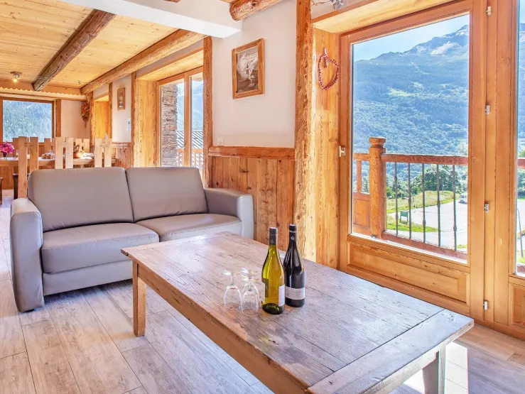 Chalet Farmhouse - living room