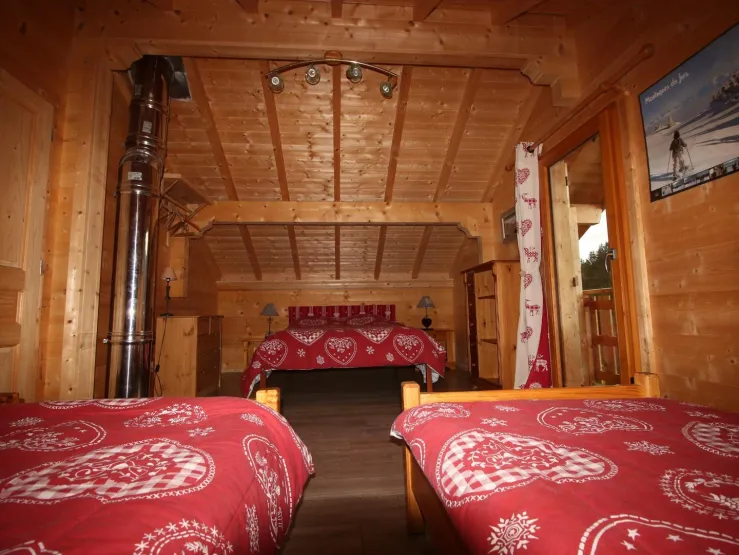 La grande chambre à l'étage qui donne accès au balcon
