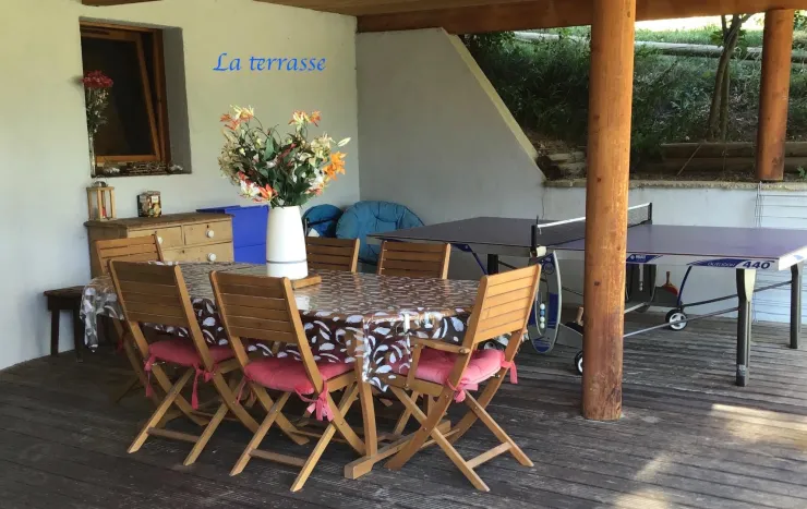 Terrasse couverte et spacieuse de l'appartement 