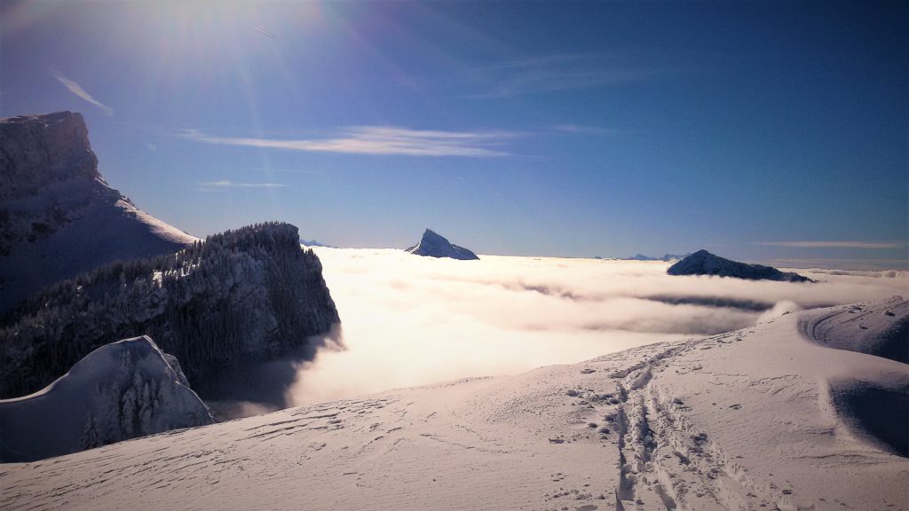 Ski d'hiver au-dessus des nuages en Chartreuse
