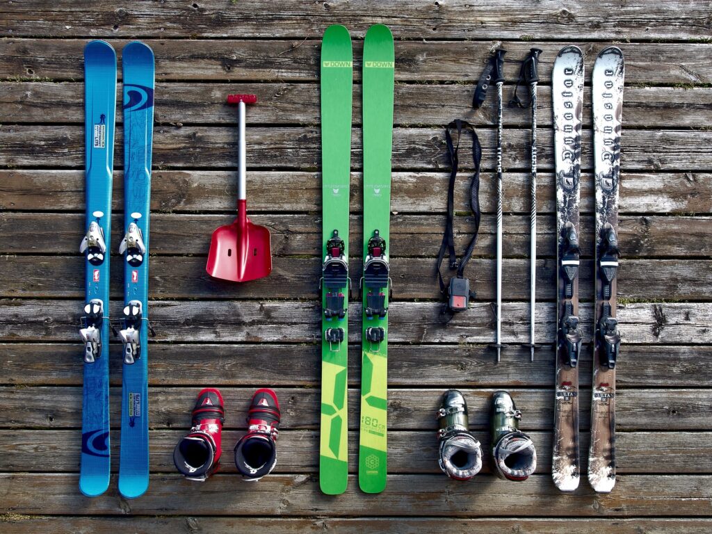 trois pairs de skis alpins