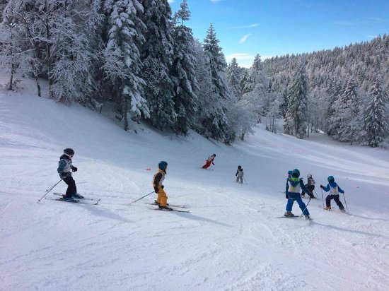 stations de ski pas chères : skieurs qui dévalent les pistes de autrans-meaudre