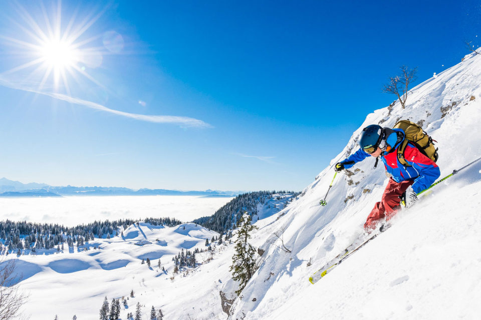 skieur qui ride sur la station des rousses