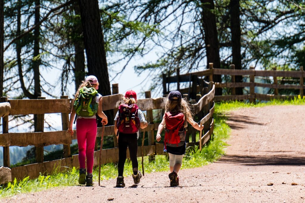 randonnée en famille à la montagne