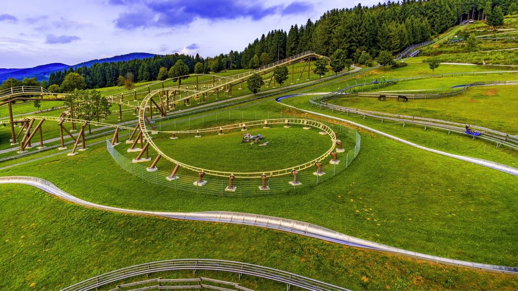 activité en famille à la montagne l'été : la luge sur rail