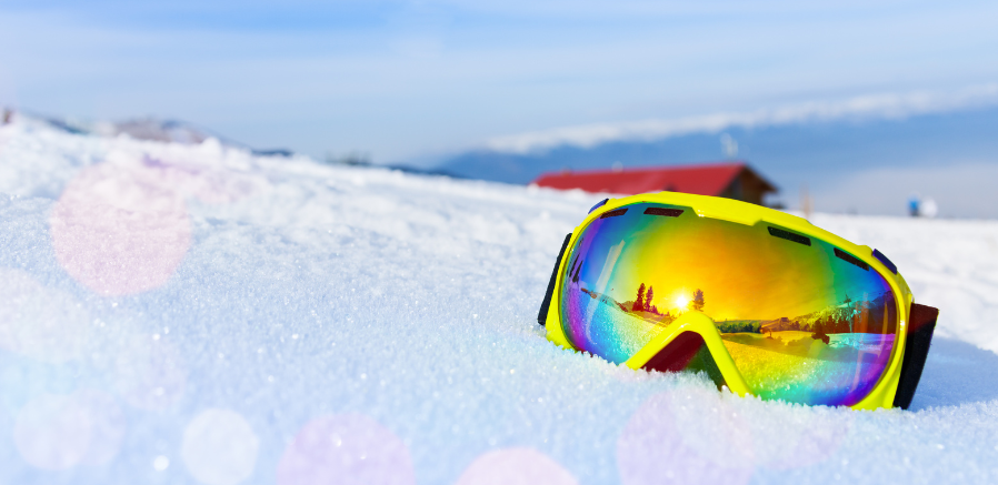 quel masque de ski choisir : masque jaune dans la neige