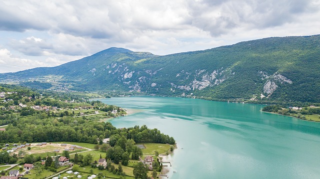 lac aiguebelette : les plus beaux lacs de montagne