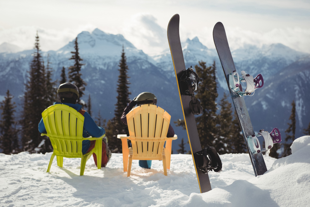Skier en avril : couple assis à une terrasse au ski