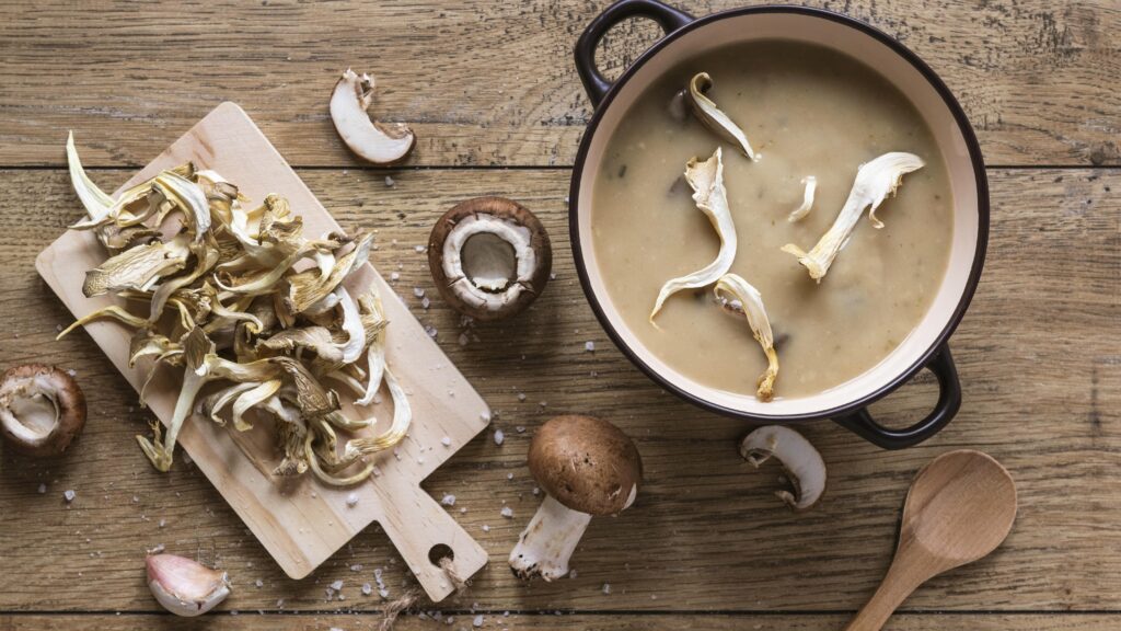 recettes de champignon de montagne : vue d'une soupe aux champignons