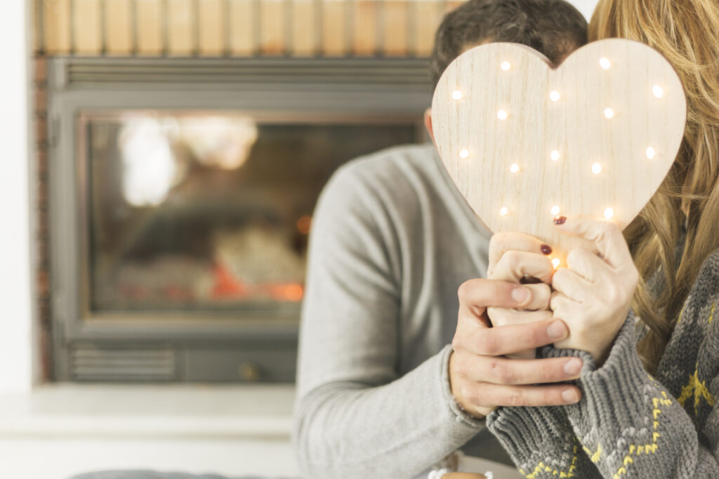 chalet en amoureux : couple derrière en coeur