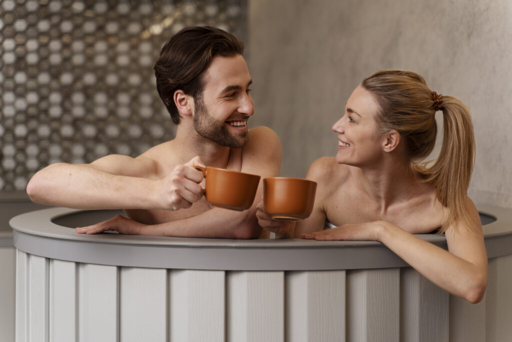 chalet en amoureux avec jacuzzi : des amoureux qui se regardent en buvant un café dans un jacuzzi