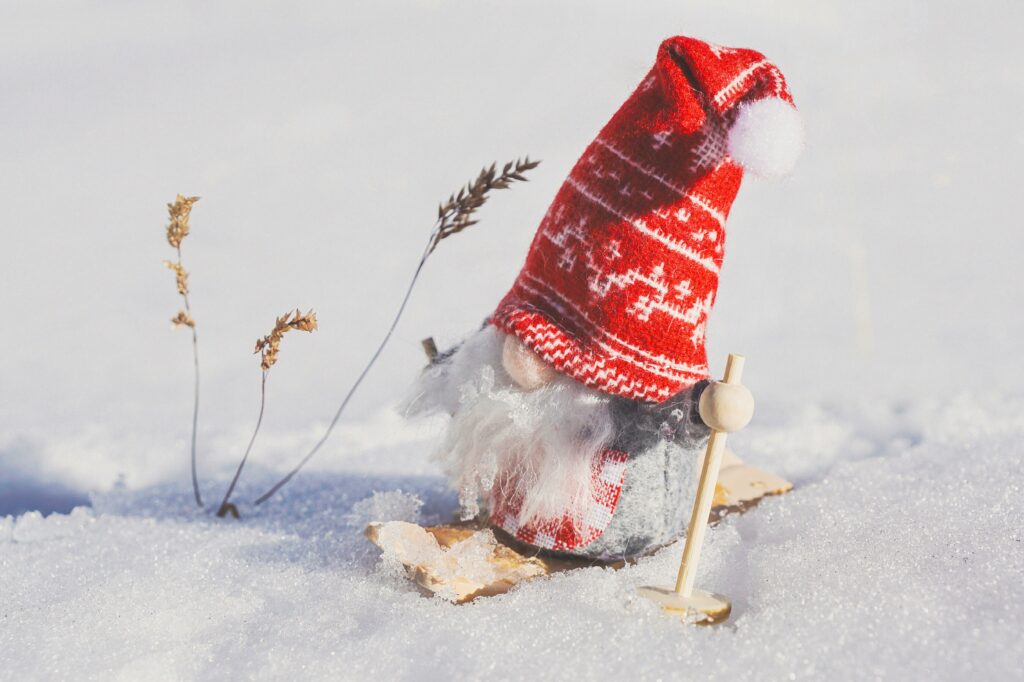 noel au ski : petit pere noel en bois dans la neige