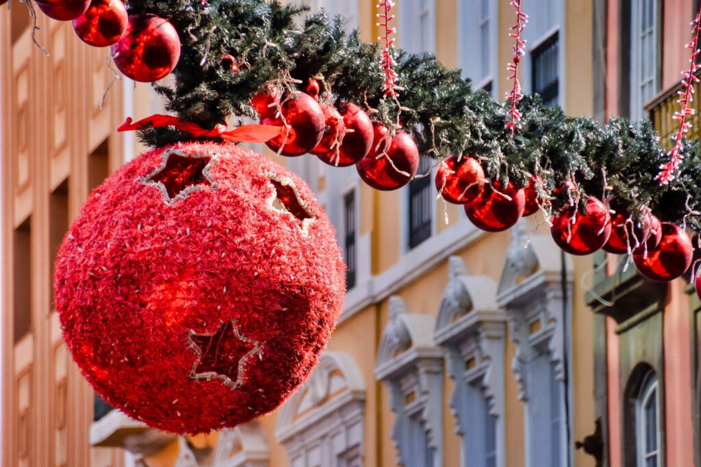 marché noël Chambéry : guirlande avec boules rouges suspendue