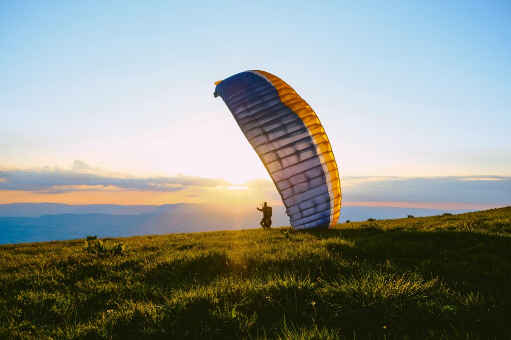 activité auvergne été : parapente voile bleue et jaune