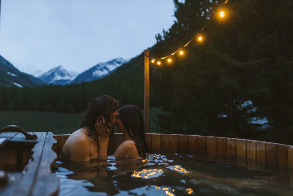 Chalet jacuzzi montagne 2 personnes : des amoureux dans un jacuzzi